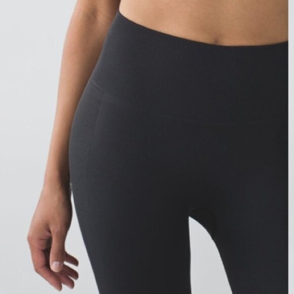 𝅺LULULEMON zone in black seamless compression yoga tights size 4 - Picture 3 of 16